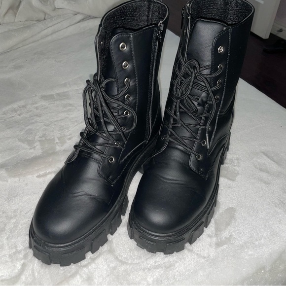 Laced Lugged Combat Boots - Picture 4 of 5